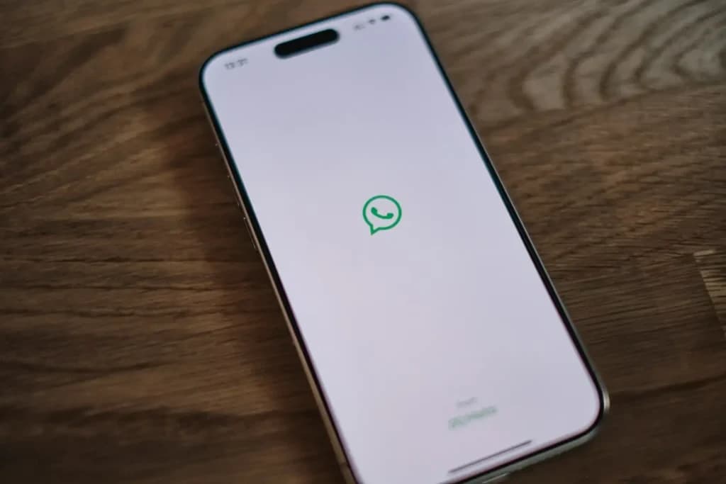 Acessibilidade Zibox: senhora retirando encomenda no locker
