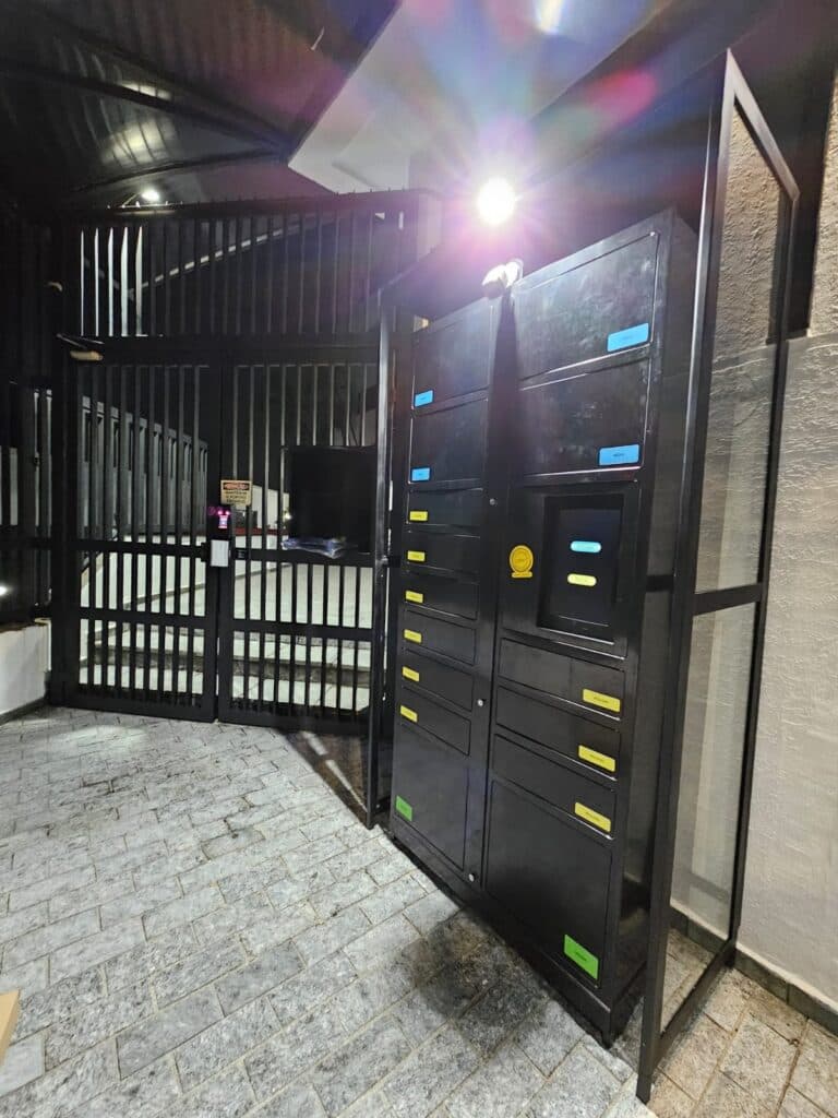 Como-funciona-um-Smart-Locker-768x1024-1